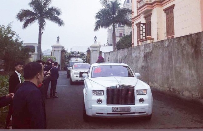Xôn xao hình ảnh cô dâu vàng đeo trĩu cổ, đám cưới xuất hiện 2 siêu xe Rolls-Royce - Ảnh 5.