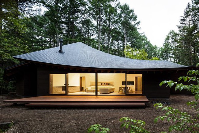 Ngôi nhà tối giản nằm giữa rừng cây ở Nhật Bản gây chú ý vì phần mái giống 4 chiếc lá đang chụm vào nhau - Ảnh 1.
