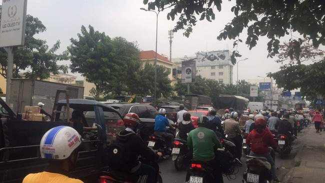 TP.HCM: Taxi lao thẳng lên vỉa hè, tông vào gốc cây nát bét, tài xế lẫn hành khách thoát chết trong gang tấc - Ảnh 2.