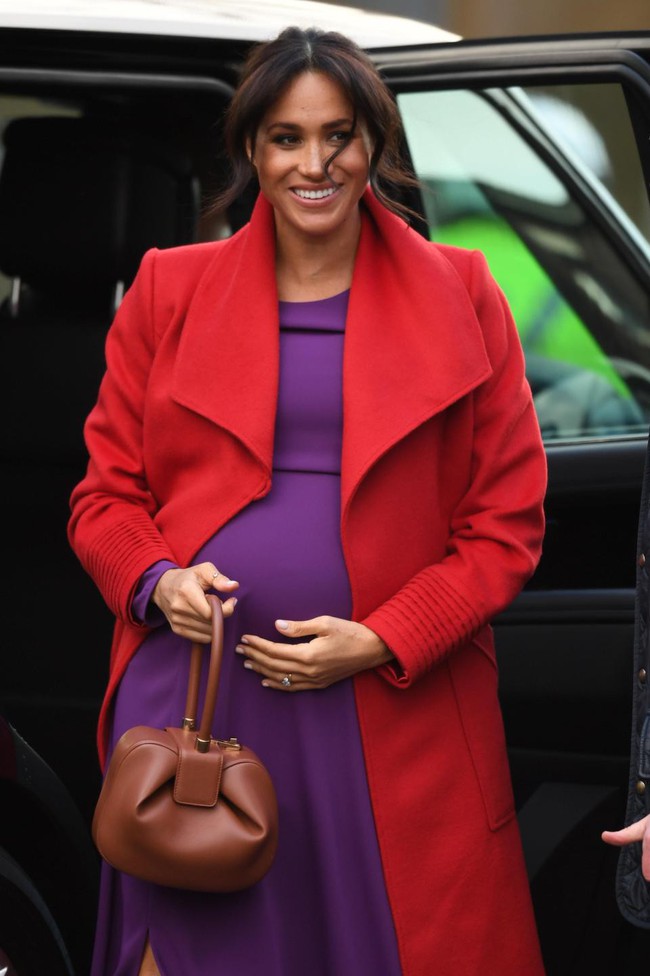 Vừa tái xuất, Meghan đã gây thất vọng với vẻ ngoài quê mùa, bất ngờ hé lộ chi tiết về em bé trong bụng - Ảnh 1. Vừa tái xuất, Meghan đã gây thất vọng với vẻ ngoài quê mùa, bất ngờ hé lộ chi tiết về em bé trong bụng - Ảnh 1.