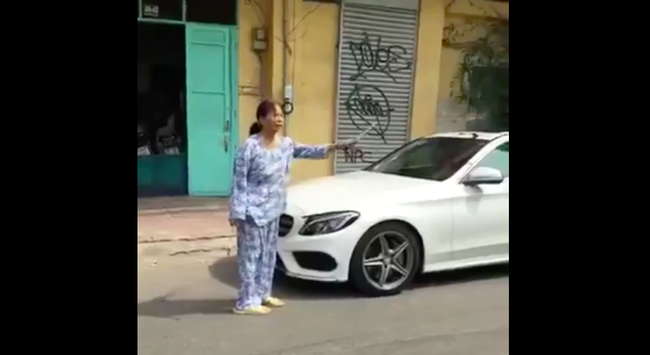 Người phụ nữ dùng búa đập nát xe Mercedes đỗ trước cửa nhà vì nó dám thách - Ảnh 3.