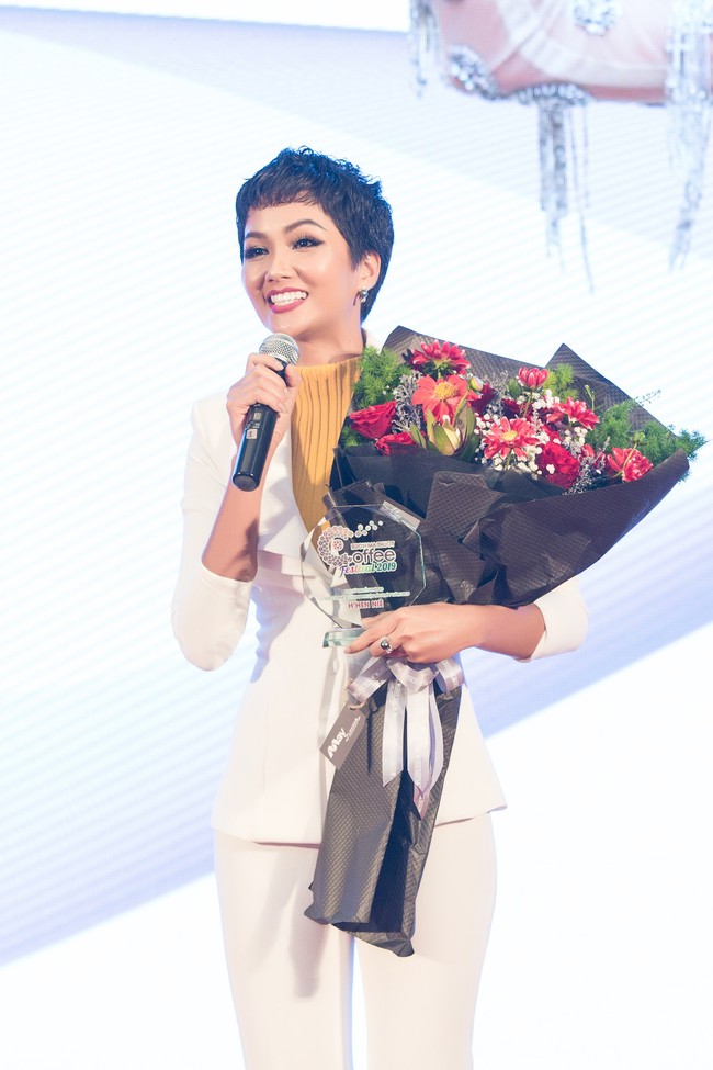 Chẳng ngại thân phận Hoa hậu, HHen Niê cười thả ga trên ghế đại biểu cạnh đạo diễn Mai Vàng Hoàng Nhật Nam - Ảnh 5. Chẳng ngại thân phận Hoa hậu, HHen Niê cười thả ga trên ghế đại biểu cạnh đạo diễn Mai Vàng Hoàng Nhật Nam - Ảnh 5.