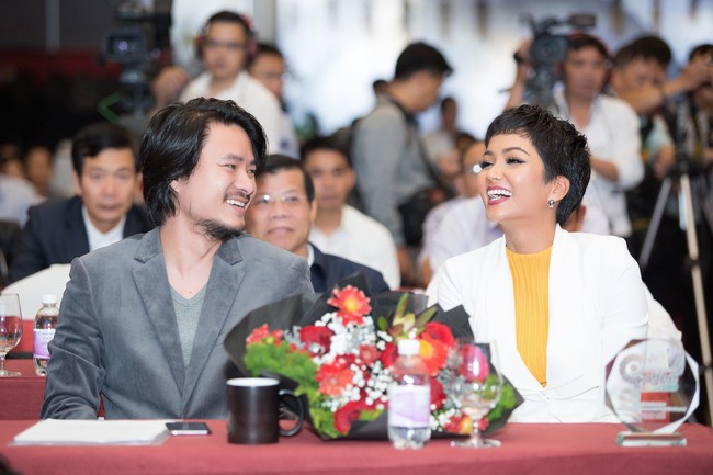 Chẳng ngại thân phận Hoa hậu, HHen Niê cười thả ga trên ghế đại biểu cạnh đạo diễn Mai Vàng Hoàng Nhật Nam - Ảnh 3.