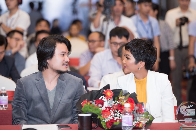 Chẳng ngại thân phận Hoa hậu, HHen Niê cười thả ga trên ghế đại biểu cạnh đạo diễn Mai Vàng Hoàng Nhật Nam - Ảnh 4.