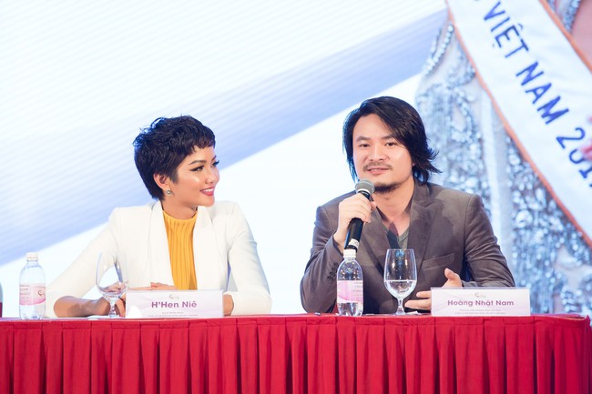 Chẳng ngại thân phận Hoa hậu, HHen Niê cười thả ga trên ghế đại biểu cạnh đạo diễn Mai Vàng Hoàng Nhật Nam - Ảnh 6.