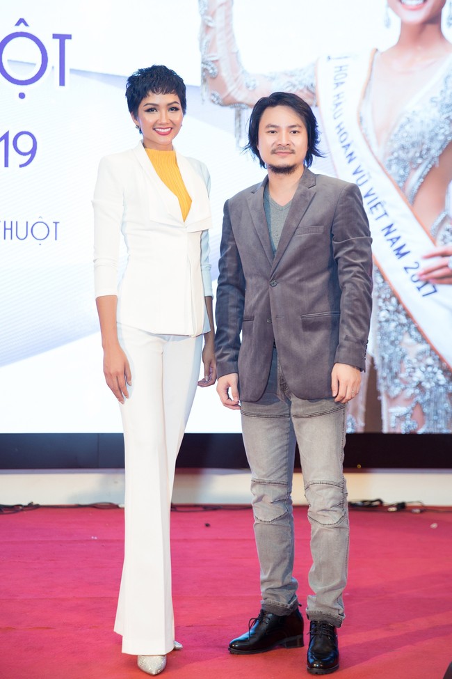 Chẳng ngại thân phận Hoa hậu, HHen Niê cười thả ga trên ghế đại biểu cạnh đạo diễn Mai Vàng Hoàng Nhật Nam - Ảnh 1. Chẳng ngại thân phận Hoa hậu, HHen Niê cười thả ga trên ghế đại biểu cạnh đạo diễn Mai Vàng Hoàng Nhật Nam - Ảnh 1.