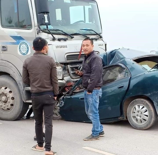 Nam Định: Đấu đầu với xe đầu kéo, tài xế xe con tử vong tại chỗ - Ảnh 4.