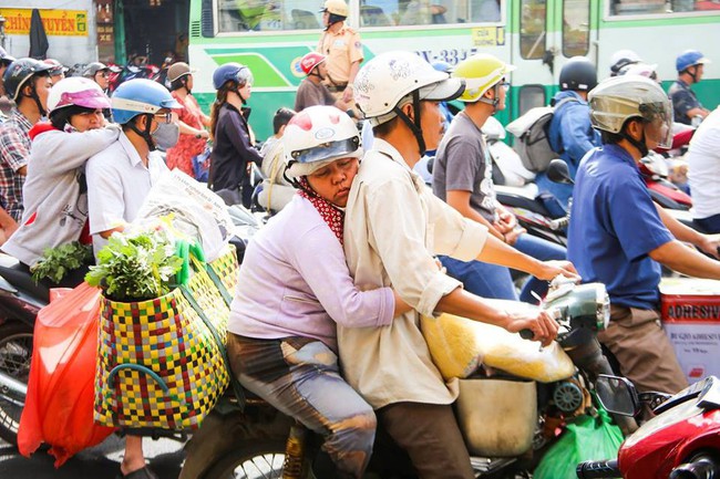 Khoảnh khắc vợ gục đầu trên lưng chồng giữa đường chiều tấp nập ngày cuối năm khiến cư dân mạng thổn thức - Ảnh 1.