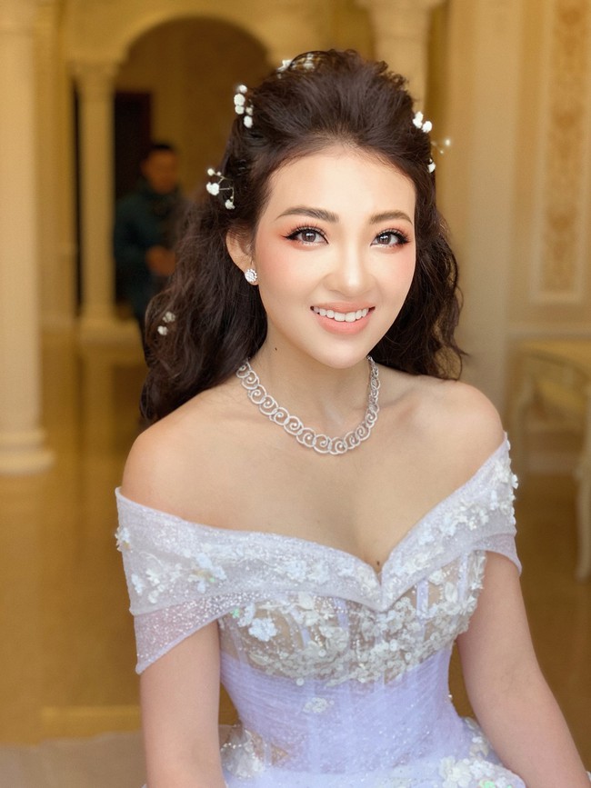 Đám cưới khủng của cô dâu trong lâu đài 7 tầng: Gây chú ý không kém là bộ trang sức đính kim cương 9 tỷ, nhiều món là bản giới hạn - Ảnh 2. Đám cưới khủng của cô dâu trong lâu đài 7 tầng: Gây chú ý không kém là bộ trang sức đính kim cương 9 tỷ, nhiều món là bản giới hạn - Ảnh 2.