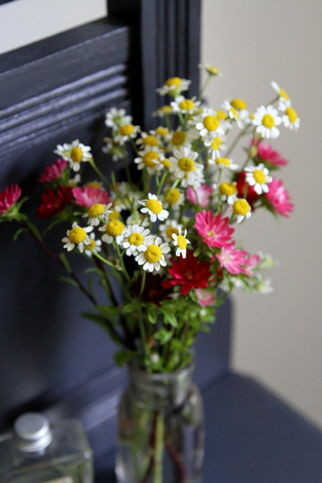 Những cách cắm hoa vừa dễ vừa đẹp trang trí nhà dịp Tết - Ảnh 2.