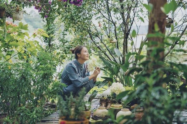 Sau những cuộc tình tan vỡ, Văn Mai Hương gây tò mò khi khoe ảnh tình tứ với chàng trai giấu mặt - Ảnh 2.