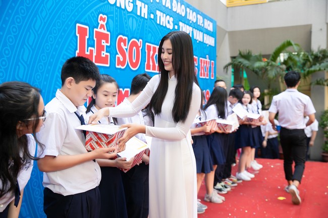Trang điểm nhẹ như không, Hoa hậu Tiểu Vy vẫn xinh hút hồn khi về thăm lại trường cấp 3 - Ảnh 3.