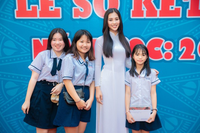 Trang điểm nhẹ như không, Hoa hậu Tiểu Vy vẫn xinh hút hồn khi về thăm lại trường cấp 3 - Ảnh 4.
