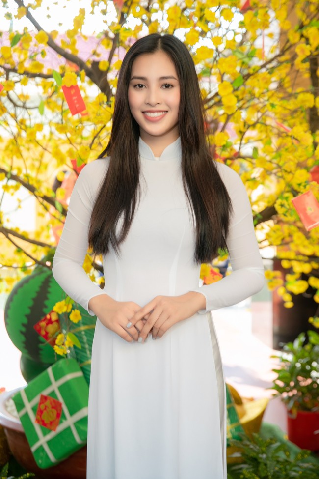 Trang điểm nhẹ như không, Hoa hậu Tiểu Vy vẫn xinh hút hồn khi về thăm lại trường cấp 3 - Ảnh 1.
