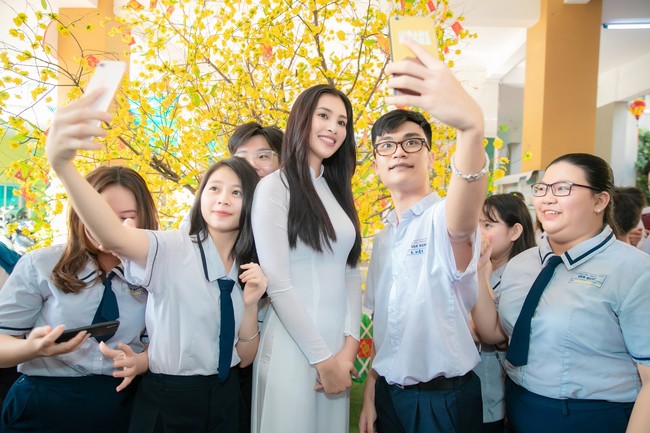 Trang điểm nhẹ như không, Hoa hậu Tiểu Vy vẫn xinh hút hồn khi về thăm lại trường cấp 3 - Ảnh 7.