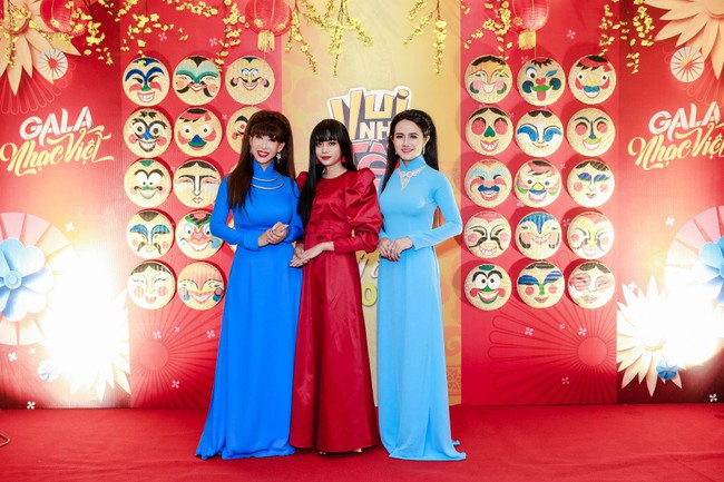Hồ Ngọc Hà diện áo dài đọ dáng cùng chị em song sinh BB Trần và Hải Triều - Ảnh 16.