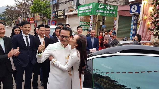 NSND Trung Hiếu được vợ trẻ kém 19 tuổi dành tặng nụ hôn ngọt ngào trong tiệc cưới ở Sơn La  - Ảnh 1.