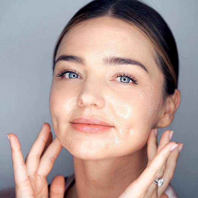 Sao và loạt cách thức ghê rợn để duy trì nhan sắc: bà Beck và Kim dưỡng da bằng máu của mình, Miranda Kerr cho đỉa bò lên mặt - Ảnh 6.