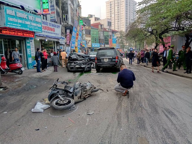 Hà Nội: Kinh hoàng xe điên đấu đầu, một phụ nữ đi xe máy tử vong - Ảnh 1.