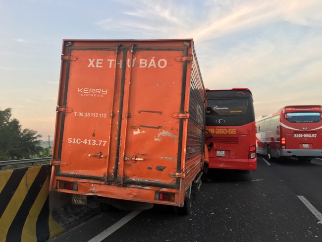 Xe tải tông xe khách chở học sinh, hàng chục em nhỏ la hét hoảng loạn trên cao tốc TP.HCM - Trung Lương - Ảnh 2.