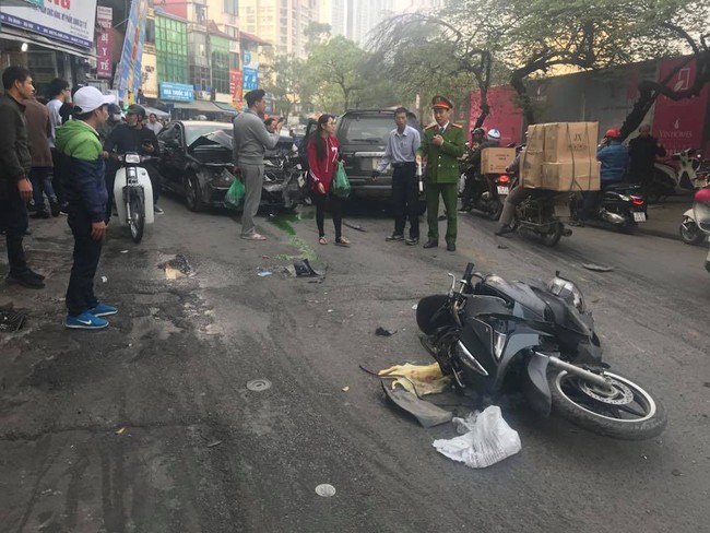 Hà Nội: Kinh hoàng xe điên đấu đầu, một phụ nữ đi xe máy tử vong - Ảnh 3.