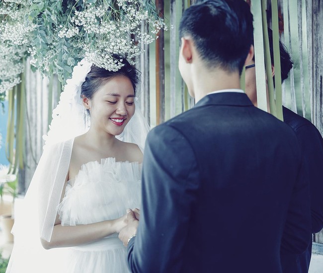Văn Mai Hương để mặt mộc, hóa cô dâu gợi cảm khi chủ động cầu hôn bạn trai - Ảnh 5.