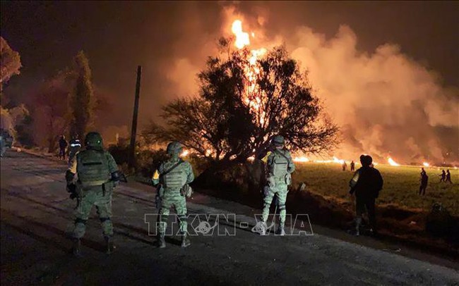 Gần 100 người thương vong trong vụ nổ đường ống dẫn nhiên liệu tại Mexico - Ảnh 1.