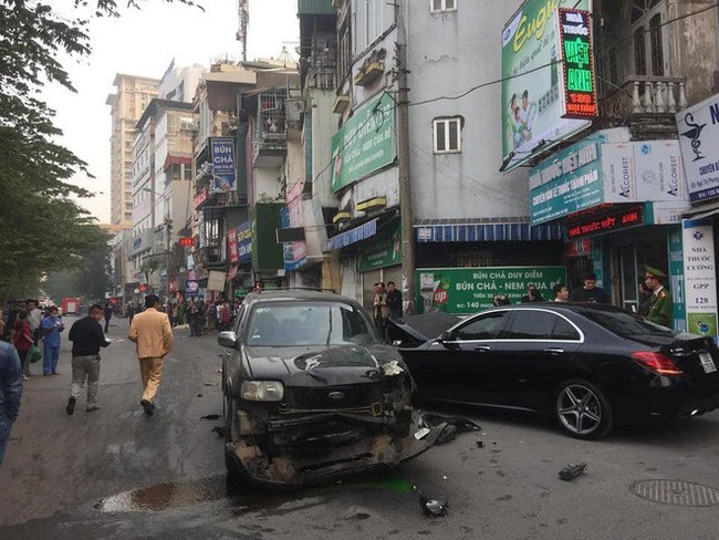 Clip cận cảnh vụ xe điên lao kinh hoàng trên phố Hà Nội chiều nay - Ảnh 5.