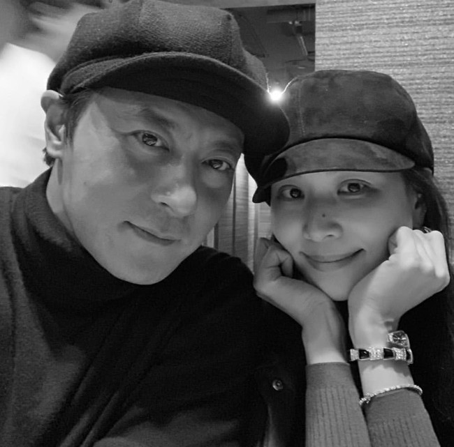 Vợ Jang Dong Gun khoe ảnh hiếm hoi của hai vợ chồng, 46 tuổi vẫn là cặp đôi hot nhất nhì Hàn Quốc - Ảnh 2. Vợ Jang Dong Gun khoe ảnh hiếm hoi của hai vợ chồng, 46 tuổi vẫn là cặp đôi hot nhất nhì Hàn Quốc - Ảnh 2.
