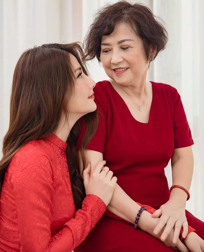 Soi nhất cử nhất động của sao Việt (1/1) - Ảnh 2.