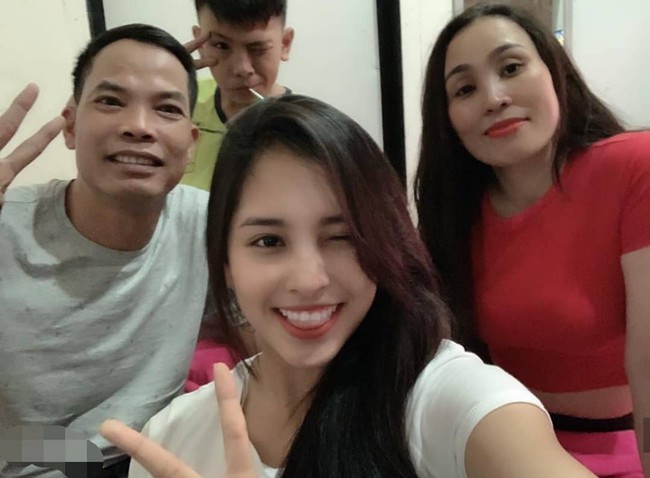 Soi nhất cử nhất động của sao Việt (1/1) - Ảnh 6.