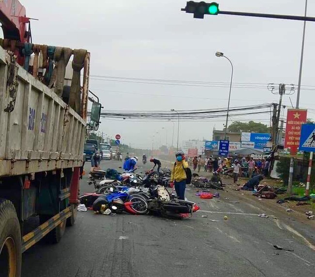 Long An: Xe container tông loạt xe máy đang dừng chờ đèn đỏ, hàng chục người chết và bị thương - Ảnh 6.