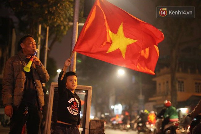 Người dân Hà Nội dừng xe giữa hầm Kim Liên, hò reo ăn mừng sau chiến thắng của đội tuyển Việt Nam - Ảnh 43.