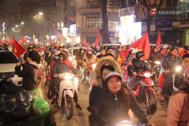 Người dân Hà Nội dừng xe giữa hầm Kim Liên, hò reo ăn mừng sau chiến thắng của đội tuyển Việt Nam - Ảnh 31.