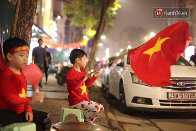 Người dân Hà Nội dừng xe giữa hầm Kim Liên, hò reo ăn mừng sau chiến thắng của đội tuyển Việt Nam - Ảnh 37.
