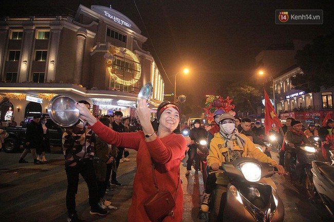 Người dân Hà Nội dừng xe giữa hầm Kim Liên, hò reo ăn mừng sau chiến thắng của đội tuyển Việt Nam - Ảnh 47.