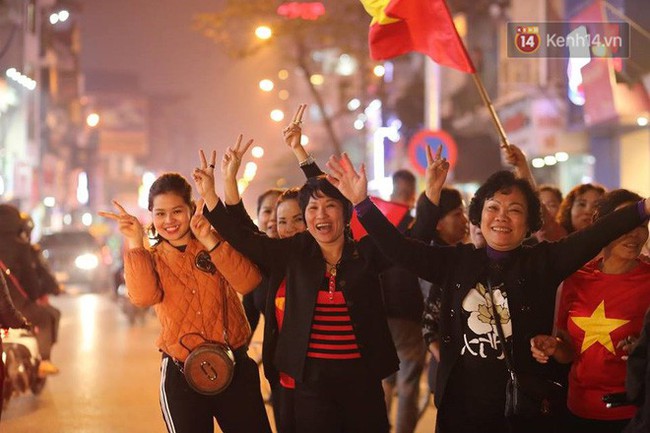 Người dân Hà Nội dừng xe giữa hầm Kim Liên, hò reo ăn mừng sau chiến thắng của đội tuyển Việt Nam - Ảnh 52.