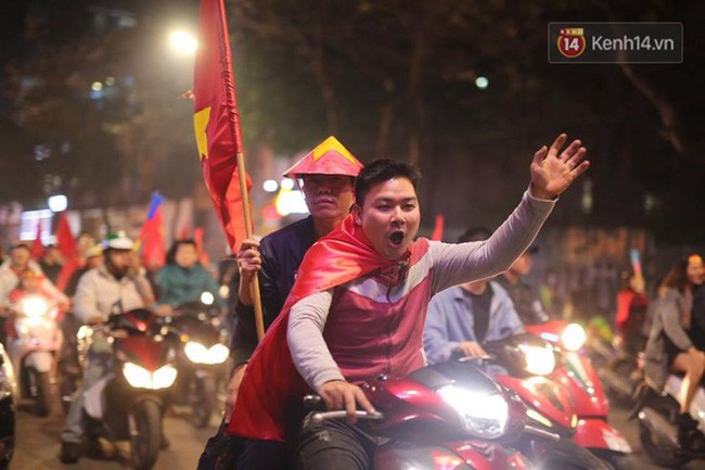 Người dân Hà Nội dừng xe giữa hầm Kim Liên, hò reo ăn mừng sau chiến thắng của đội tuyển Việt Nam - Ảnh 25.