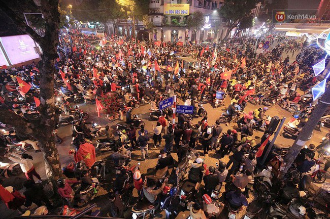 Người dân Hà Nội dừng xe giữa hầm Kim Liên, hò reo ăn mừng sau chiến thắng của đội tuyển Việt Nam - Ảnh 21.