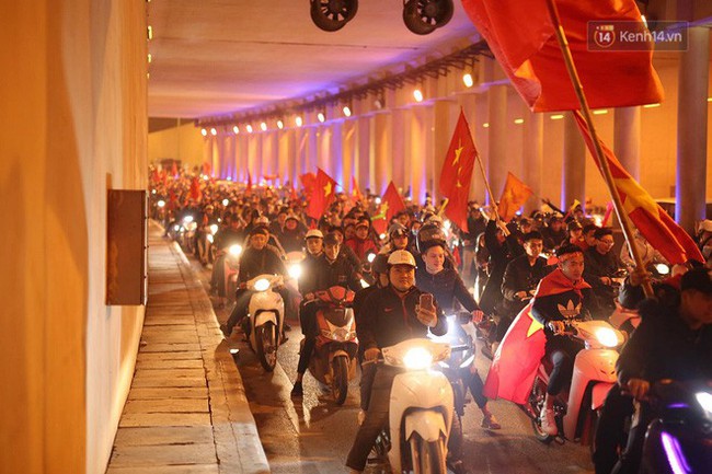 Người dân Hà Nội dừng xe giữa hầm Kim Liên, hò reo ăn mừng sau chiến thắng của đội tuyển Việt Nam - Ảnh 12.