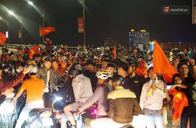Người dân Hà Nội dừng xe giữa hầm Kim Liên, hò reo ăn mừng sau chiến thắng của đội tuyển Việt Nam - Ảnh 5.