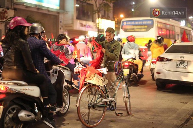 Người dân Hà Nội dừng xe giữa hầm Kim Liên, hò reo ăn mừng sau chiến thắng của đội tuyển Việt Nam - Ảnh 32.