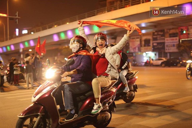 Người dân Hà Nội dừng xe giữa hầm Kim Liên, hò reo ăn mừng sau chiến thắng của đội tuyển Việt Nam - Ảnh 41.