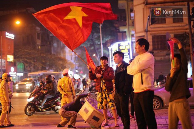 Người dân Hà Nội dừng xe giữa hầm Kim Liên, hò reo ăn mừng sau chiến thắng của đội tuyển Việt Nam - Ảnh 44.