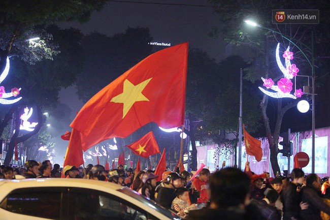 Người dân Hà Nội dừng xe giữa hầm Kim Liên, hò reo ăn mừng sau chiến thắng của đội tuyển Việt Nam - Ảnh 48.