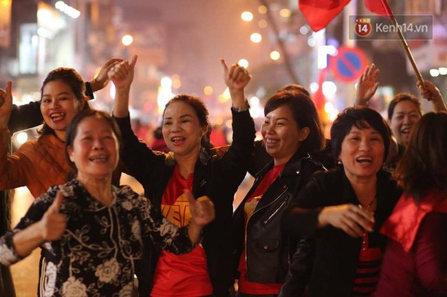 Người dân Hà Nội dừng xe giữa hầm Kim Liên, hò reo ăn mừng sau chiến thắng của đội tuyển Việt Nam - Ảnh 53.