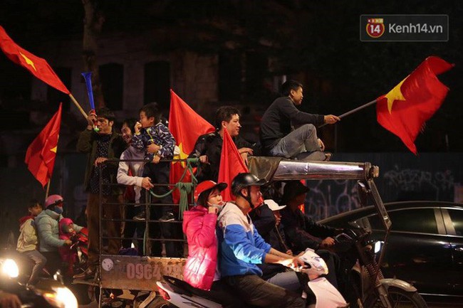 Người dân Hà Nội dừng xe giữa hầm Kim Liên, hò reo ăn mừng sau chiến thắng của đội tuyển Việt Nam - Ảnh 26.