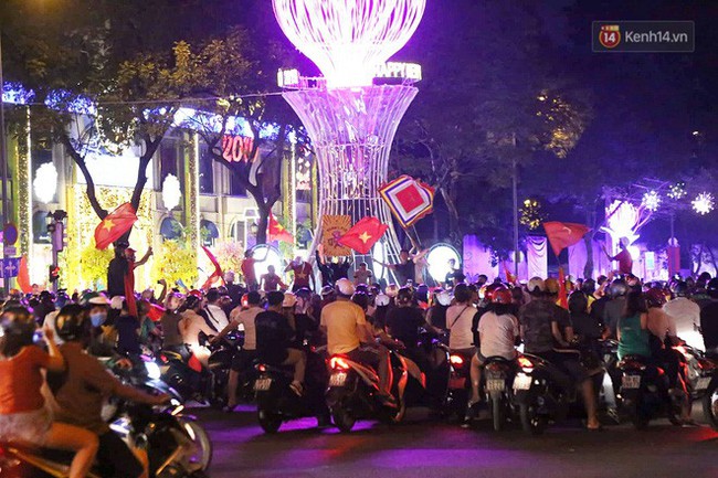 Người dân Hà Nội dừng xe giữa hầm Kim Liên, hò reo ăn mừng sau chiến thắng của đội tuyển Việt Nam - Ảnh 3.