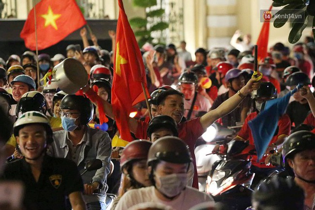 Người dân Hà Nội dừng xe giữa hầm Kim Liên, hò reo ăn mừng sau chiến thắng của đội tuyển Việt Nam - Ảnh 35.
