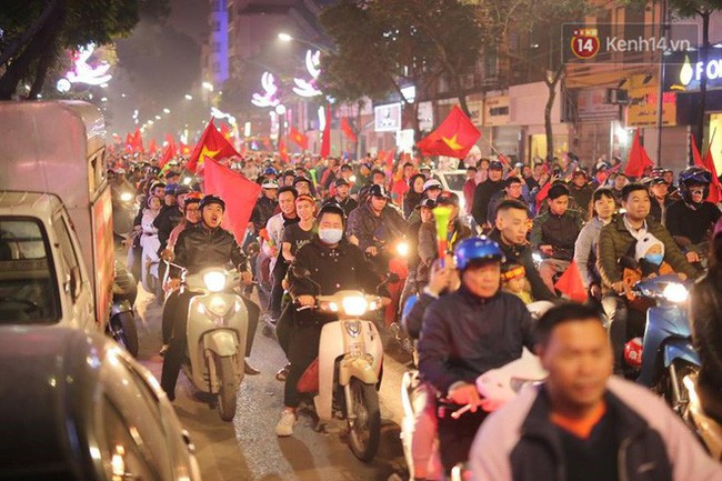 Người dân Hà Nội dừng xe giữa hầm Kim Liên, hò reo ăn mừng sau chiến thắng của đội tuyển Việt Nam - Ảnh 27.